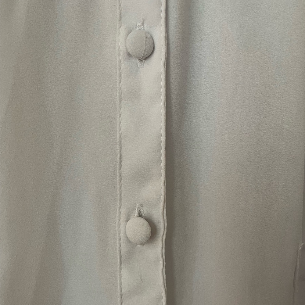 Torrid 4 (SZ 26 W) Flowy Breezy Crisp White W/Pockets Covered Buttons Blouse - Picture 8 of 9